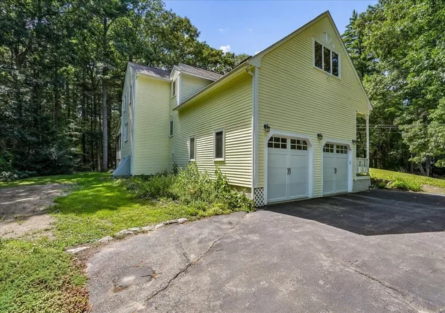 Photo 2 of Single family home for sale at 10 Standish Wy, Amherst, NH 03031 | MLS# 5105911 | Listing updated on 2026-08-29