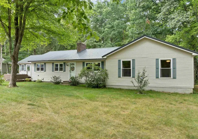 Photo 2 of Single family home for sale at 6 Ridgewood Dr, Bow, NH 03304 | MLS# 5105947 | Listing updated on 2026-09-09