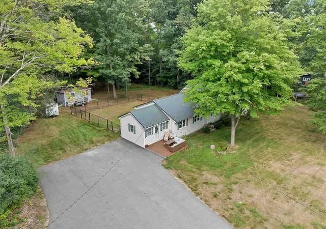 Photo 3 of Single family home for sale at 6 Ridgewood Dr, Bow, NH 03304 | MLS# 5105947 | Listing updated on 2026-09-09