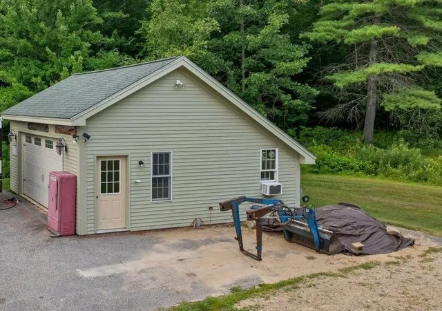 Photo 3 of Single family home for sale at 86 Corliss Hill Rd, Meredith, NH 03253 | MLS# 5105992 | Listing updated on 2026-10-08