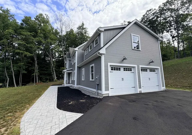 Photo 4 of Single family home for sale at 105 Seaverns Bridge Rd, Merrimack, NH 03054 | MLS# 5105993 | Listing updated on 2026-09-11
