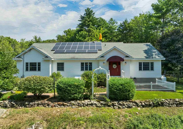 Photo 1 of Single family home for sale at 143 Middle Rd, Tuftonboro, NH 03816 | MLS# 5106006 | Listing updated on 2026-08-21