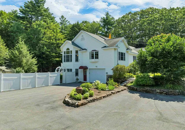 Photo 3 of Single family home for sale at 143 Middle Rd, Tuftonboro, NH 03816 | MLS# 5106006 | Listing updated on 2026-08-21