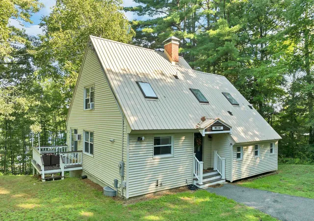 Photo 2 of Single family home for sale at 10 Lakeview Dr, Meredith, NH 03253 | MLS# 5106163 | Listing updated on 2026-08-21