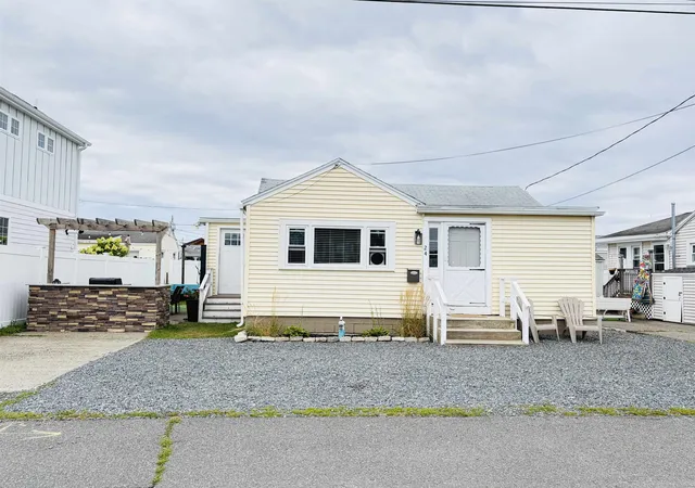 1st image of 24 Wall St, Hampton, NH 03842 | MLS# 5106222
