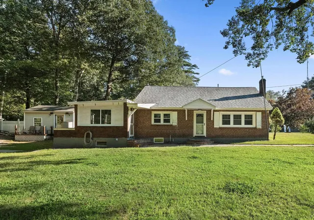 Photo 3 of Single family home for sale at 117 Pond St, Newton, NH 03858 | MLS# 5106253 | Listing updated on 2026-09-03