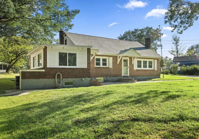 Photo 3 of Single family home for sale at 117 Pond St, Newton, NH 03858 | MLS# 5106253 | Listing updated on 2026-09-03