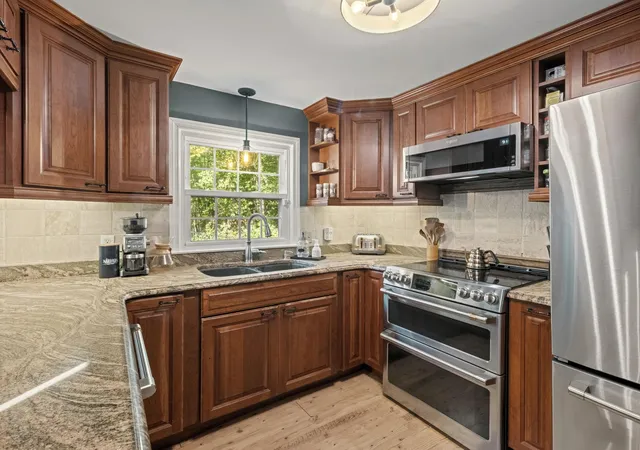 Photo 3 of Sale Pending at 16 Juniper Dr, Amherst, NH 03031 | MLS# 5106257 | Listing updated on 2026-09-06