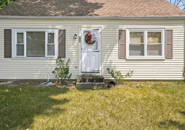 Photo 3 of Sale Pending at 13 Fairfield Dr, Hampton, NH 03842 | MLS# 5106313 | Listing updated on 2026-08-27