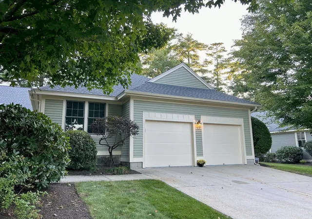 Photo 3 of Sale Pending at 7 Spyglass Point Cir, Bedford, NH 03110 | MLS# 5106330 | Listing updated on 2026-09-01