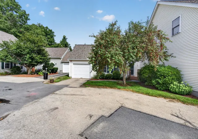 Photo 3 of Townhouse for sale at 11 Echo Shore Dr, Merrimack, NH 03054 | MLS# 5106357 | Listing updated on 2026-09-13