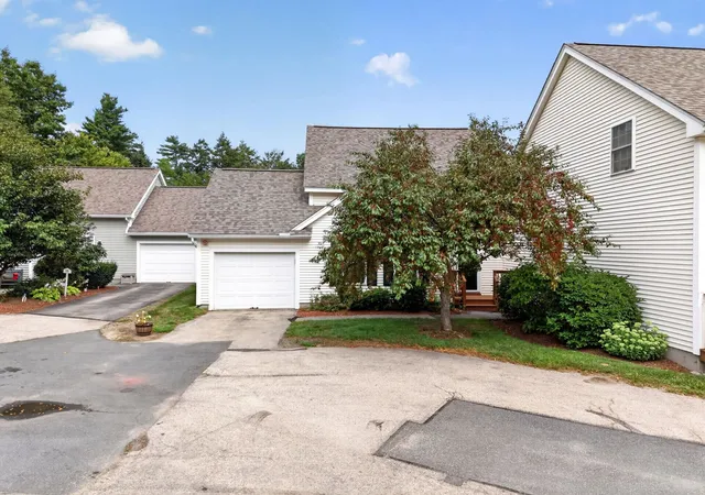 Photo 3 of Townhouse for sale at 11 Echo Shore Dr, Merrimack, NH 03054 | MLS# 5106357 | Listing updated on 2026-09-13
