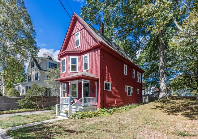 Photo 2 of Single family home for sale at 45 Lincoln Ave, Portsmouth, NH 03801 | MLS# 5106484 | Listing updated on 2026-09-14