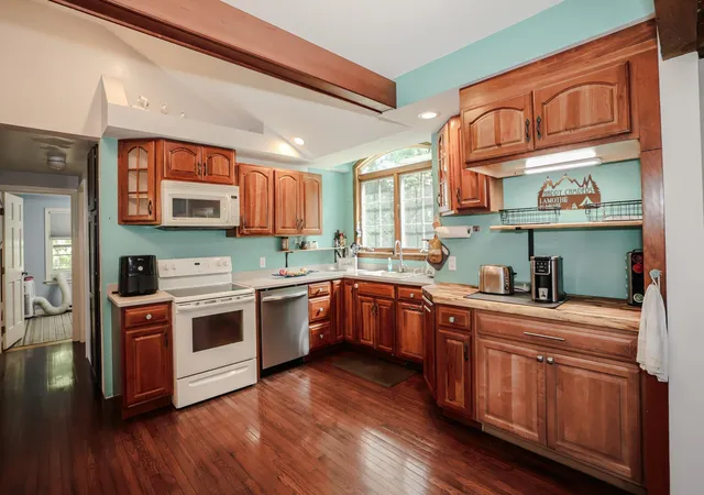 2nd image of 10 Kendall Pond Rd, Derry, NH 03038 | MLS# 5106546