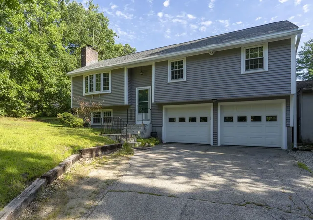 Photo 2 of Sale Pending at 31 Woodhawk Wy, Litchfield, NH 03052 | MLS# 5106603 | Listing updated on 2026-09-03