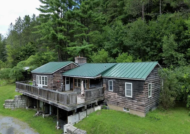 Photo 1 of Single family home for sale at 10523 Pomfret Rd, Pomfret, VT 05053 | MLS# 5106607 | Listing updated on 2026-08-26