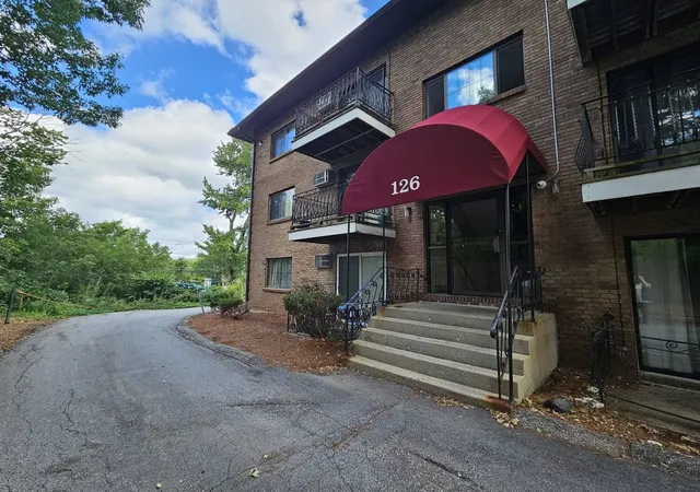 2nd image of 126 Mammoth Road Road #Unit4, Hooksett, NH 03106 | MLS# 5106609