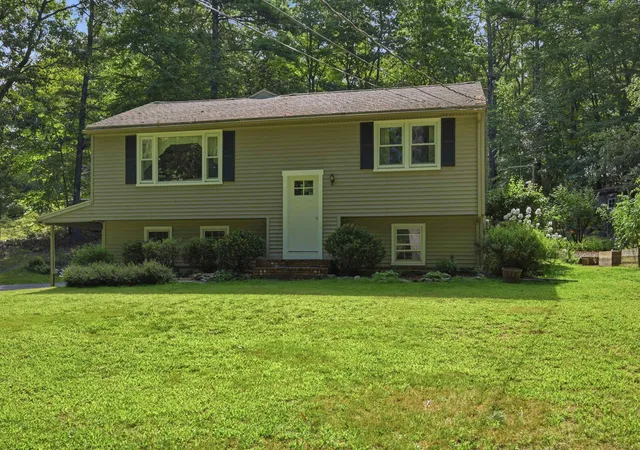 Photo 3 of Single family home for sale at 89 North Rd, Sandown, NH 03873 | MLS# 5106623 | Listing updated on 2026-09-17