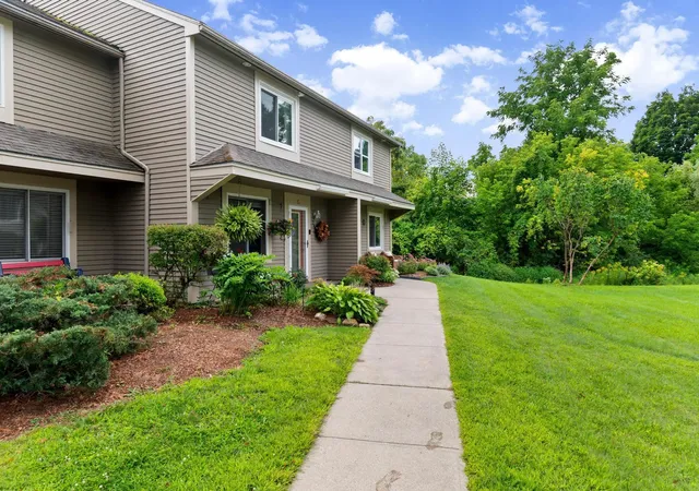 Photo 3 of Sale Pending at 24 Overlook Dr, South Burlington, VT 05403 | MLS# 5106648 | Listing updated on 2026-08-29
