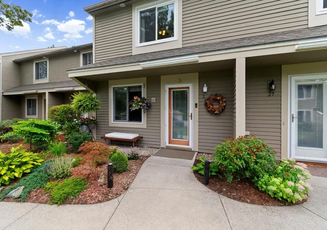 Photo 4 of Sale Pending at 24 Overlook Dr, South Burlington, VT 05403 | MLS# 5106648 | Listing updated on 2026-08-29