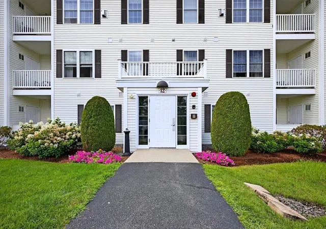 3rd image of 12 Vista Ridge Dr #40, Londonderry, NH 03053 | MLS# 5106679