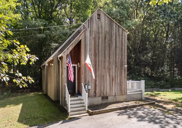 Photo 3 of Single family home for sale at 19 Jade Ct, Derry, NH 03038 | MLS# 5106763 | Listing updated on 2026-09-28