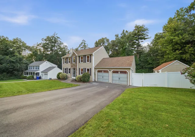 Photo 3 of Sale Pending at 25 St Anthony Dr, Hudson, NH 03051 | MLS# 5106802 | Listing updated on 2026-09-01