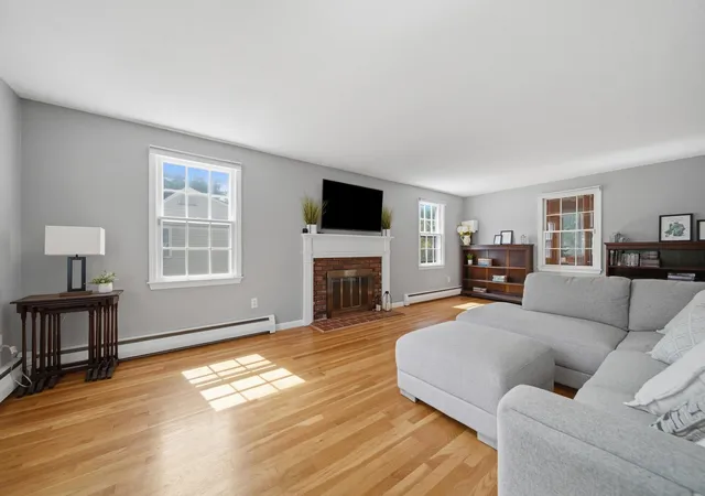 Photo 2 of Single family home for sale at 118 Lancelot Ave, Manchester, NH 03104 | MLS# 5106825 | Listing updated on 2026-09-11