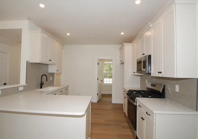 Photo 3 of Single family home for sale at 122 South Rd, Londonderry, NH 03053 | MLS# 5106836 | Listing updated on 2026-09-10