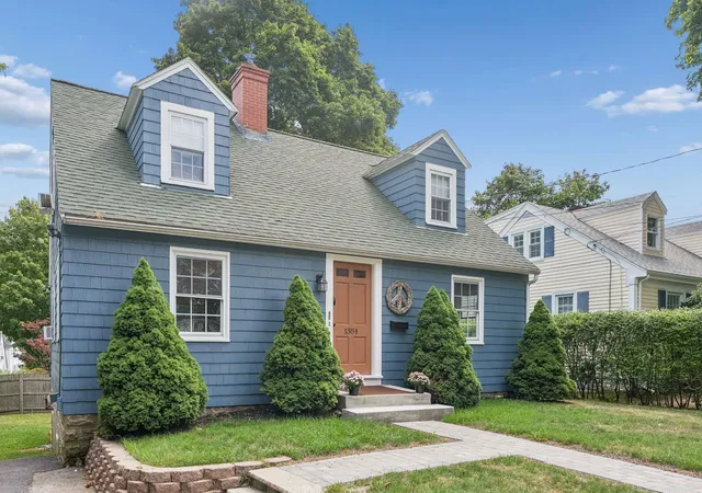 Photo 3 of Single family home for sale at 1384 Islington St, Portsmouth, NH 03801 | MLS# 5106894 | Listing updated on 2026-09-17
