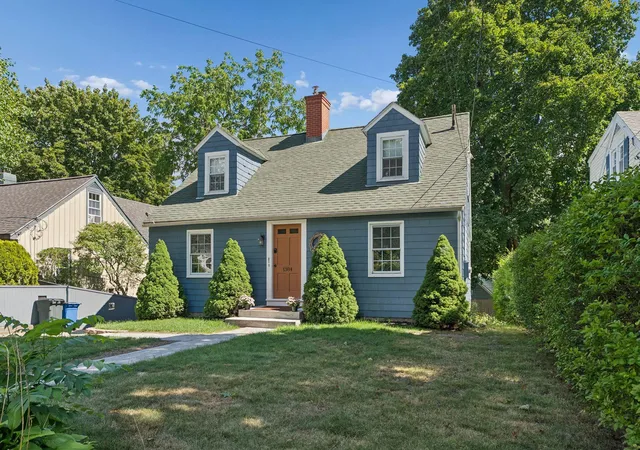 Photo 3 of Single family home for sale at 1384 Islington St, Portsmouth, NH 03801 | MLS# 5106894 | Listing updated on 2026-09-17