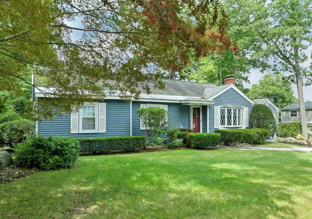 Photo 3 of Single family home for sale at 284 Hawthorne St, Manchester, NH 03104 | MLS# 5106900 | Listing updated on 2026-09-08