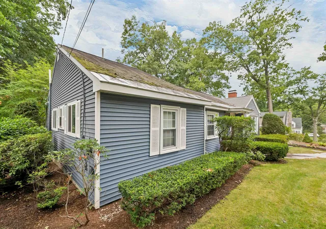Photo 4 of Single family home for sale at 284 Hawthorne St, Manchester, NH 03104 | MLS# 5106900 | Listing updated on 2026-09-08