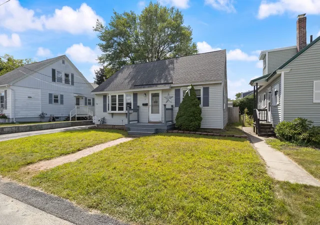 Photo 3 of Sale Pending at 17 Lund St, Nashua, NH 03060 | MLS# 5106936 | Listing updated on 2026-09-01