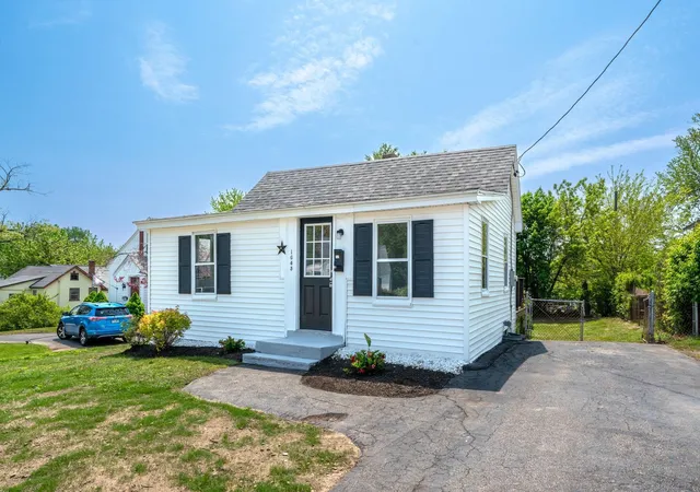 3rd image of 1043 Somerville St, Manchester, NH 03103 | MLS# 5107026