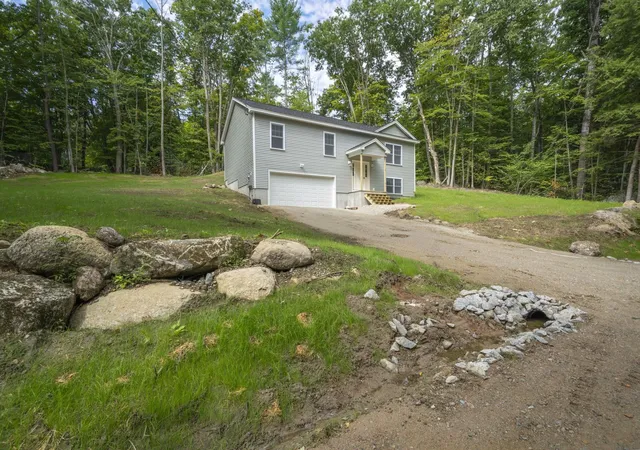Photo 2 of Single family home for sale at 5 Alpine Wy, Hillsborough, NH 03244 | MLS# 5107076 | Listing updated on 2026-09-14