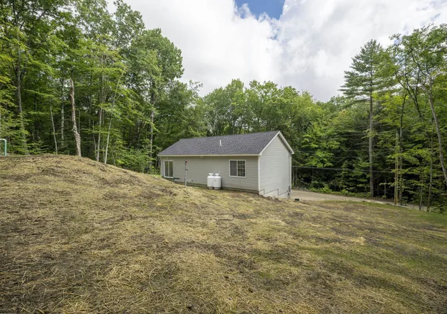 Photo 2 of Single family home for sale at 5 Alpine Wy, Hillsborough, NH 03244 | MLS# 5107076 | Listing updated on 2026-09-14