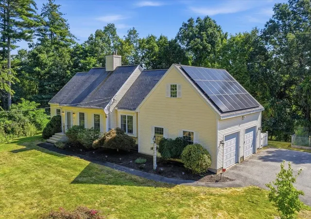 Photo 1 of Single family home for sale at 770 Mammoth Rd, Pelham, NH 03076 | MLS# 5107097 | Listing updated on 2026-10-07