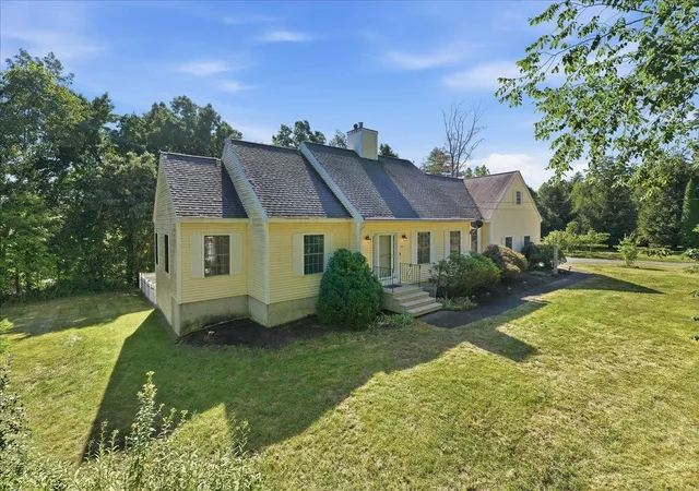 Photo 4 of Single family home for sale at 770 Mammoth Rd, Pelham, NH 03076 | MLS# 5107097 | Listing updated on 2026-10-07
