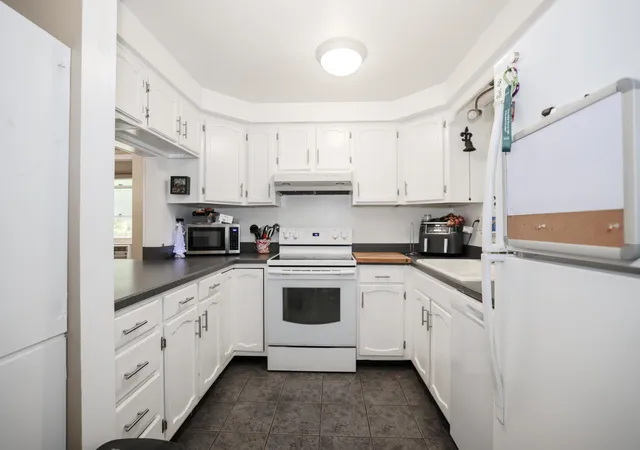 Photo 2 of Townhouse for sale at 33 Blossom Ln, Merrimack, NH 03054 | MLS# 5107165 | Listing updated on 2026-09-08