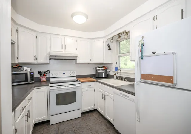 Photo 3 of Townhouse for sale at 33 Blossom Ln, Merrimack, NH 03054 | MLS# 5107165 | Listing updated on 2026-09-08