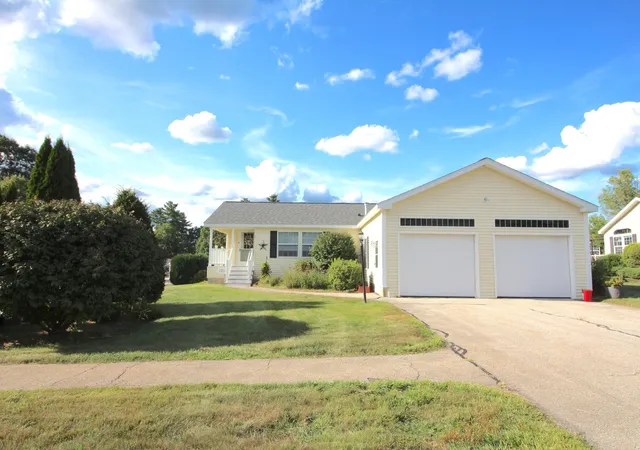 Photo 1 of Single family home for sale at 2 Loggers Ln, Sandown, NH 03873 | MLS# 5107217 | Listing updated on 2026-09-10