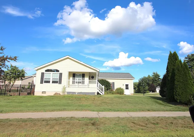 Photo 3 of Single family home for sale at 2 Loggers Ln, Sandown, NH 03873 | MLS# 5107217 | Listing updated on 2026-09-10