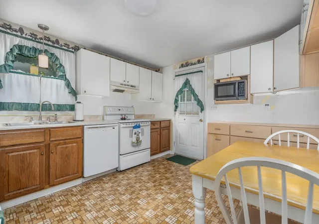 3rd image of 7 Woods Dr, Newmarket, NH 03857 | MLS# 5107229
