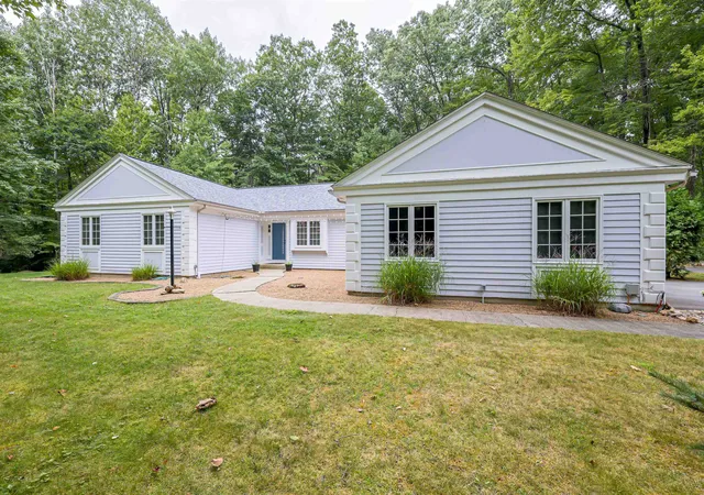Photo 3 of Single family home for sale at 20 Buttonwood Rd, Bedford, NH 03110 | MLS# 5107272 | Listing updated on 2026-09-17
