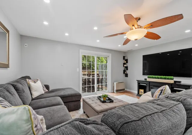Photo 3 of Townhouse for sale at 10 Aspen Ln, Merrimack, NH 03045 | MLS# 5107341 | Listing updated on 2026-09-16