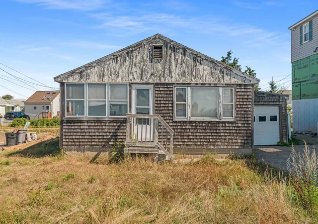 2nd image of 562 Winnacunnet Rd, Hampton, NH 03842 | MLS# 5107359