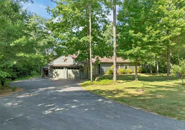 Photo 2 of Single family home for sale at 228 Mountain Rd, Tuftonboro, NH 03816 | MLS# 5107369 | Listing updated on 2026-09-13