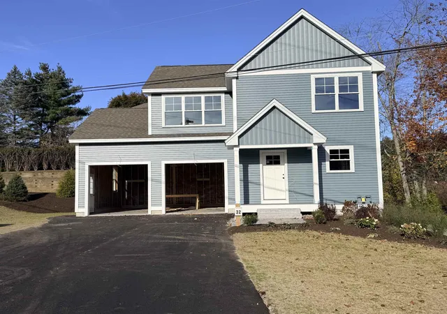 Photo 1 of Single family home for sale at 32 Farmington Rd, Nashua, NH 03060 | MLS# 5115044 | Listing updated on 2026-10-29