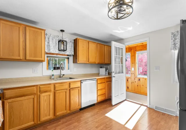 Photo 4 of Single family home for sale at 92 Nottingham Dr, Nashua, NH 03062 | MLS# 5116166 | Listing updated on 2026-10-30